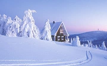 Деревянный домик для колодца зимой